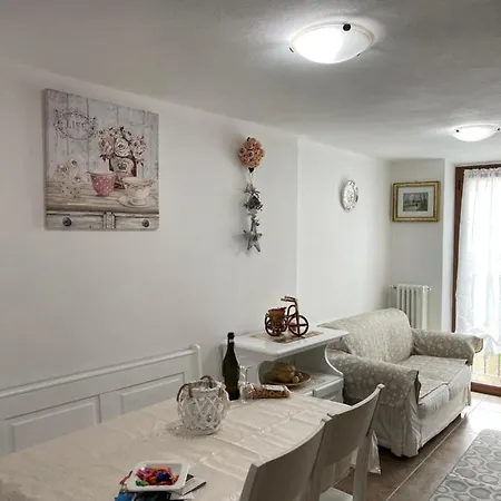 La Casa Di Pucci Nel Borgo Affrescato Di Parlasco *
