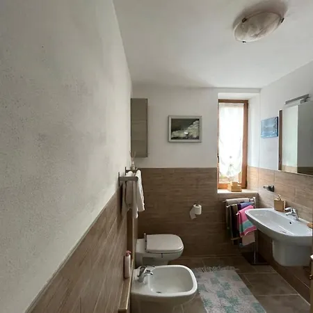 La Casa Di Pucci Nel Borgo Affrescato Di Parlasco * Cortenova