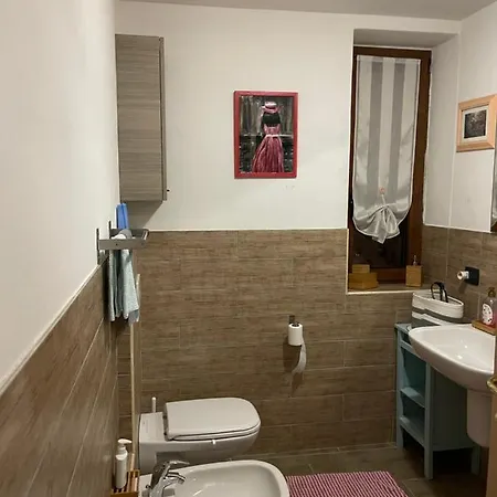 La Casa Di Pucci Nel Borgo Affrescato Di Parlasco