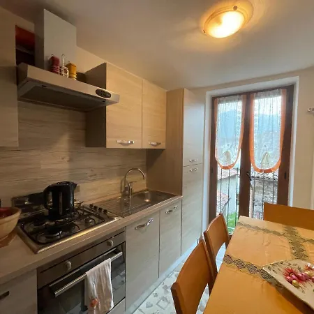 La Casa Di Pucci Nel Borgo Affrescato Di Parlasco