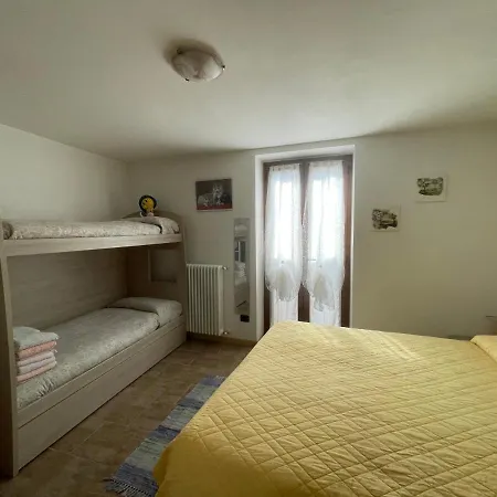 La Casa Di Pucci Nel Borgo Affrescato Di Parlasco *